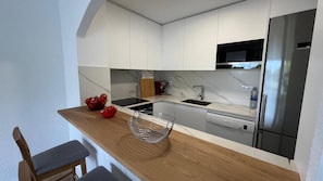 Réfrigérateur, micro-ondes, four, plaque de cuisson