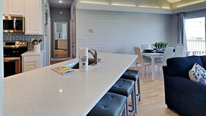 Appart'hôtel, plusieurs lits, balcon | Cuisine privée | Cafetière/bouilloire, réfrigérateur, micro-ondes, four