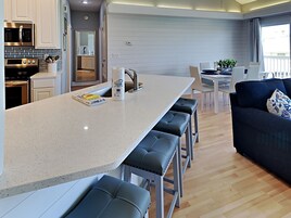 Lejlighed - flere senge - balkon | Privat køkken | Kaffe-/temaskine, køleskab, mikrobølgeovn, ovn