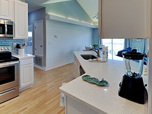 LÀgenhet - flera sÀngar - balkong | Eget kök | KylskÄp, mikrovÄgsugn, ugn och spishÀll