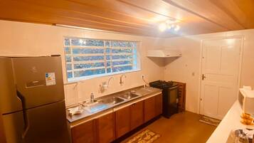 Comfort House | Private kitchen | Full-size fridge, microwave, oven, stovetop