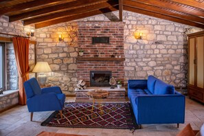 Deluxe-Studio | Wohnbereich | 32-Zoll-Smart-TV mit Satellitenempfang, Fernseher