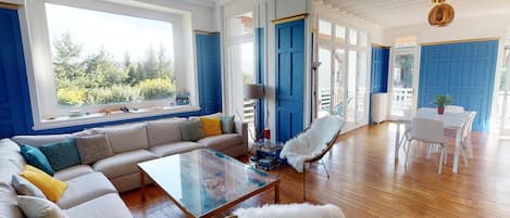 Smart TV, chimenea y libros