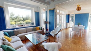 Smart TV, fireplace, books