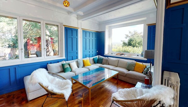 Älytelevisio, takka, kirjoja