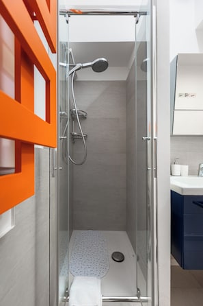 Douche, sĂšche-cheveux, bidet, serviettes fournies