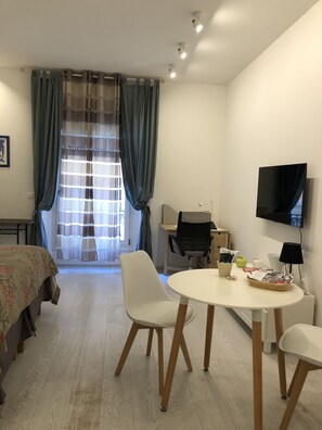 1 camera, una scrivania, ferro/asse da stiro, Wi-Fi gratuito