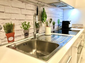 Frigorifero, microonde, forno, piano cottura