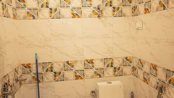 Premium Quadruple Room | Bathroom