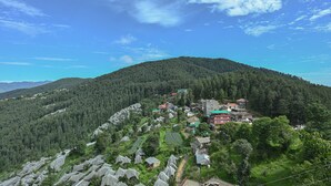Un village de montagne avec des champs en terrasses et des maisons traditionnelles.
