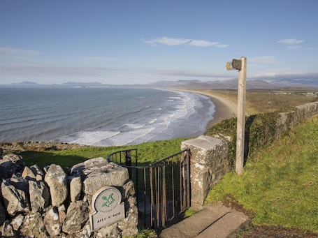 Beach nearby. Ty'n y Clawdd