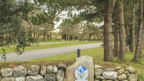 Un muro di pietra con un cartello del Parco Nazionale di Snowdonia.