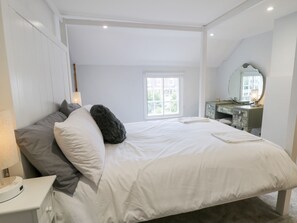 2 Schlafzimmer, individuell dekoriert, individuell eingerichtet