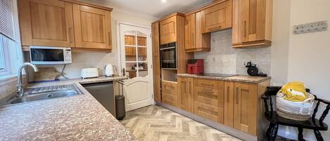 Geladeira, lava-louças, chaleira elétrica, torradeira