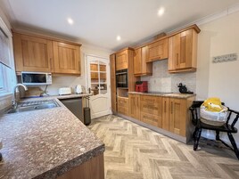 Frigorifero, lavastoviglie, bollitore elettrico, tostapane