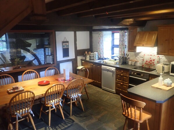 House | Private kitchen | Fridge, microwave, oven, stovetop