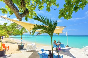 Beach - Beachfront Bed & breakfast - 2 mins walk to river (st ann)