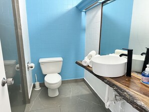 Bathtub - Beachfront Bed & breakfast - 2 mins walk to river (st ann)