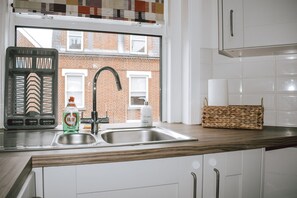 Kjøleskap, mikrobølgeovn, ovn og kokeplater