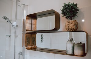 Hair dryer, towels, toilet paper - Charming Two Bedroom Apartment in Strawberry Hill (Strawberry Hill)