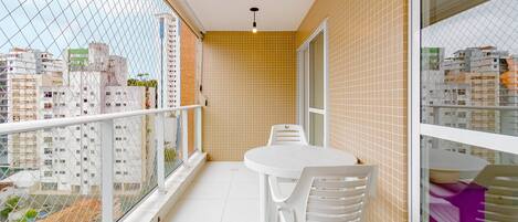 Basic Apartment | Outdoor dining