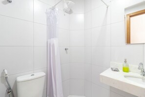 Departamento básico | Baño | Regadera y toallas 