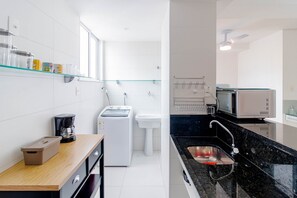 Refrigerador, microondas, cafetera/tetera, licuadora