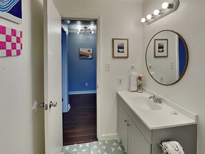 公寓客房, 1 張加大雙人床及 1 張梳化床, 露台, 海景 | 浴室 | 提供毛巾