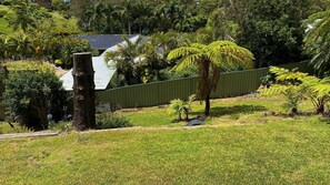 Property grounds - Bluebell - Walking distance to the beach, suitable for large families, and within minutes drive to a (Nambucca Heads)