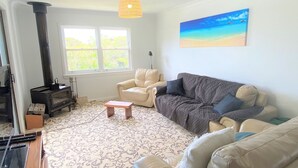 Living area - Bluebell - Walking distance to the beach, suitable for large families, and within minutes drive to a (Nambucca Heads)