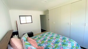 4 bedrooms, desk, bed sheets - Bluebell - Walking distance to the beach, suitable for large families, and within minutes drive to a (Nambucca Heads)