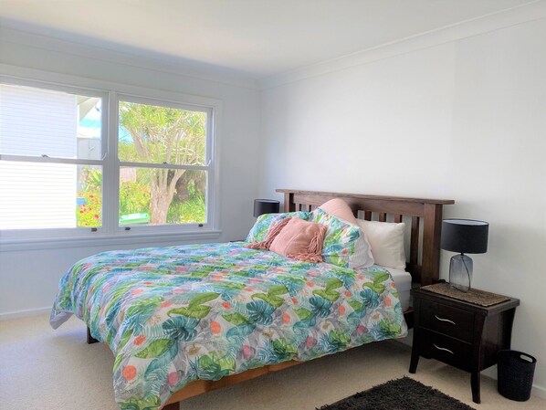 4 bedrooms, desk, WiFi, bed sheets