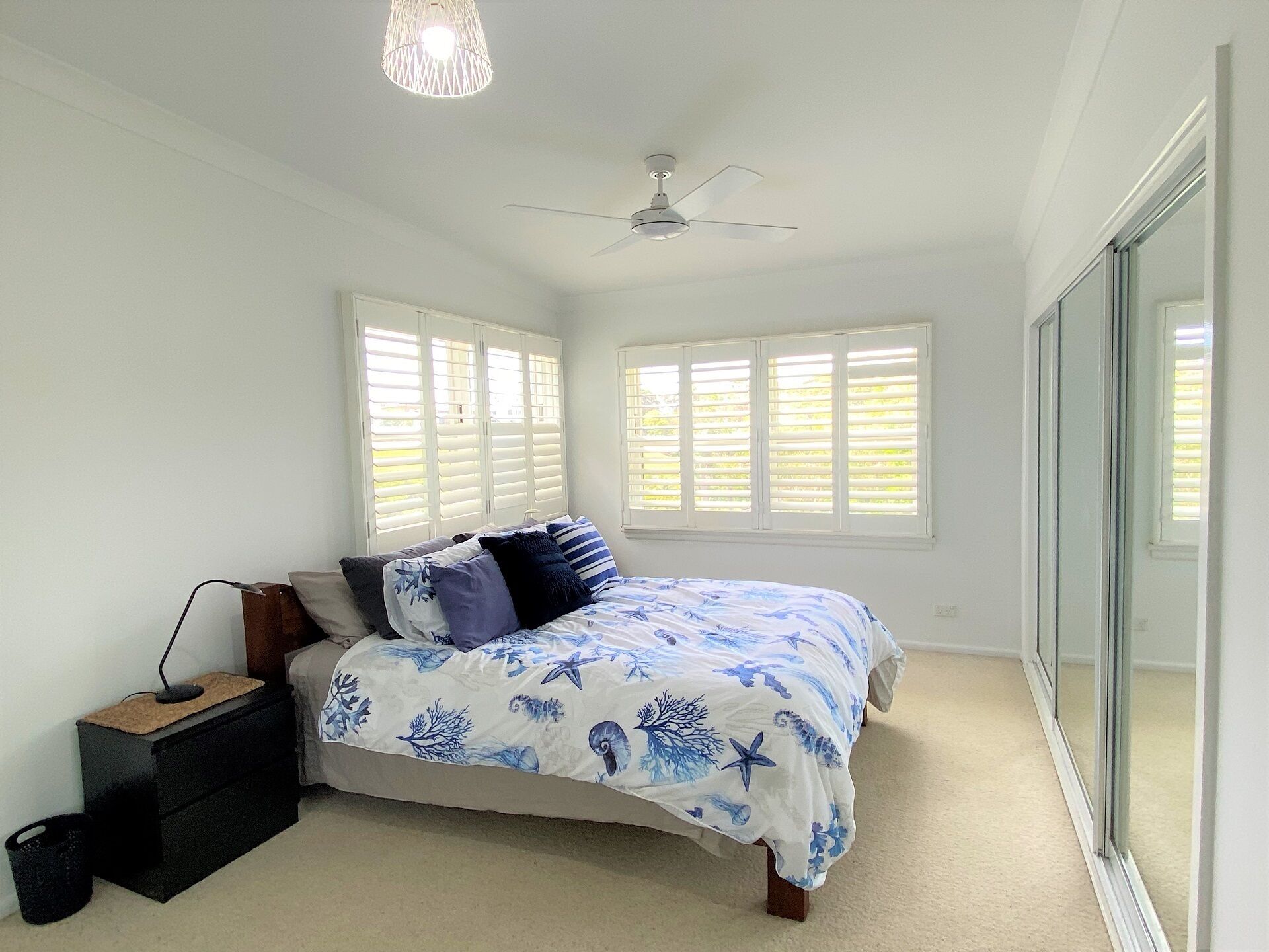 4 bedrooms, desk, WiFi, bed sheets