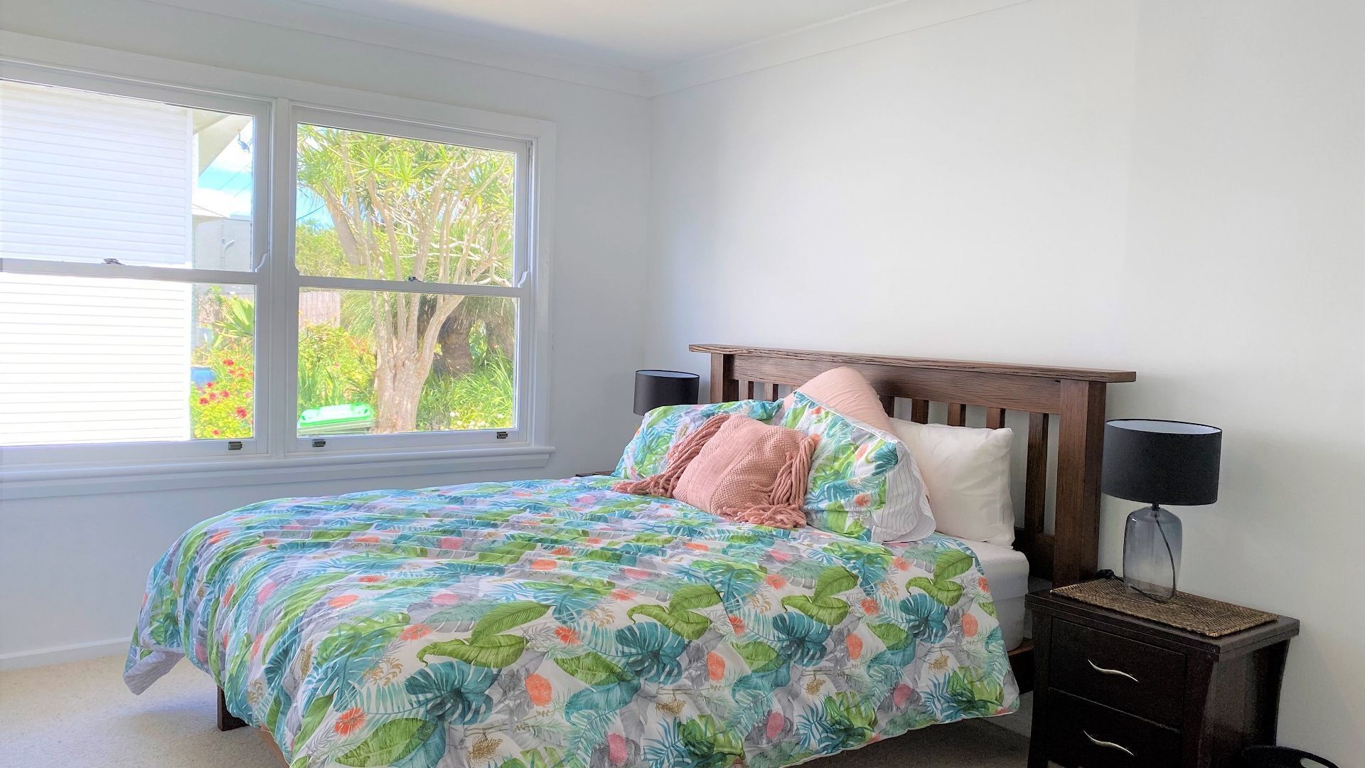 4 bedrooms, desk, bed sheets