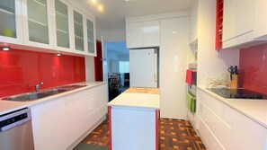 Fridge, microwave, oven, stovetop - Bluebell - Walking distance to the beach, suitable for large families, and within minutes drive to a (Nambucca Heads)