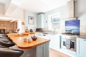 ثلاجة، غسالة أطباق، غلّاية كهربائية، محمصة خبز