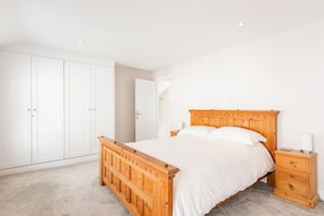 4 عدّة غرف نوم وبديكورات فريدة لكل غرفة وطراز فريد لكل وحدة