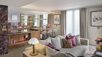 套房, 1 张特大床 (Mayfair) | 1 多间卧室、客房内保险箱、办公桌、隔音