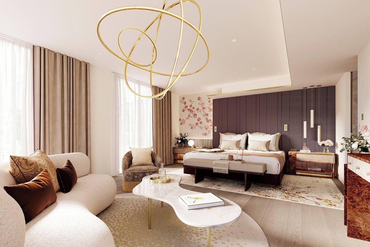 Une chambre d’hôtel moderne, dotée d’un grand lit, d’un canapé, d’une table basse et d’un élément décoratif mural.