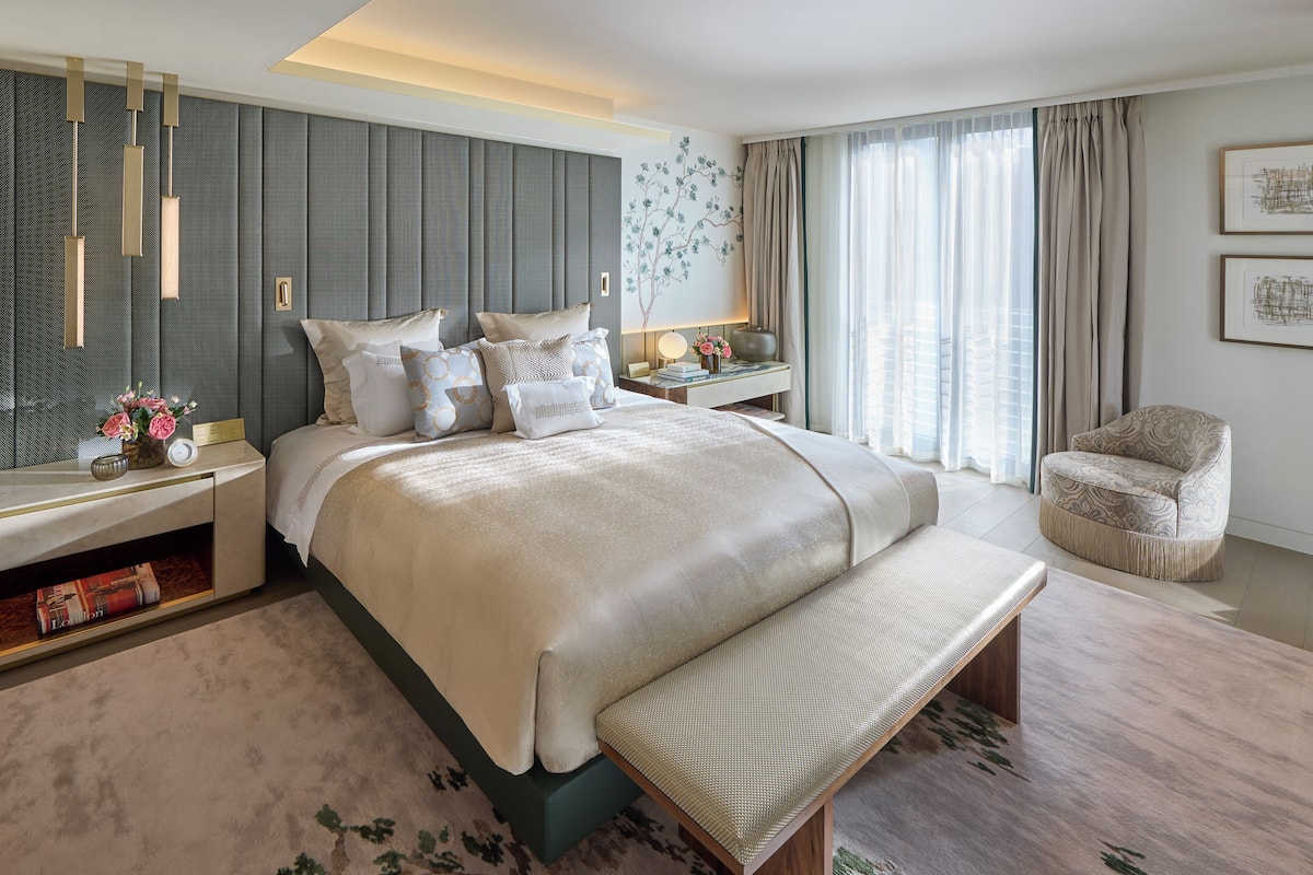 Ropa de cama de alta calidad, colchones con efecto memoria y minibar