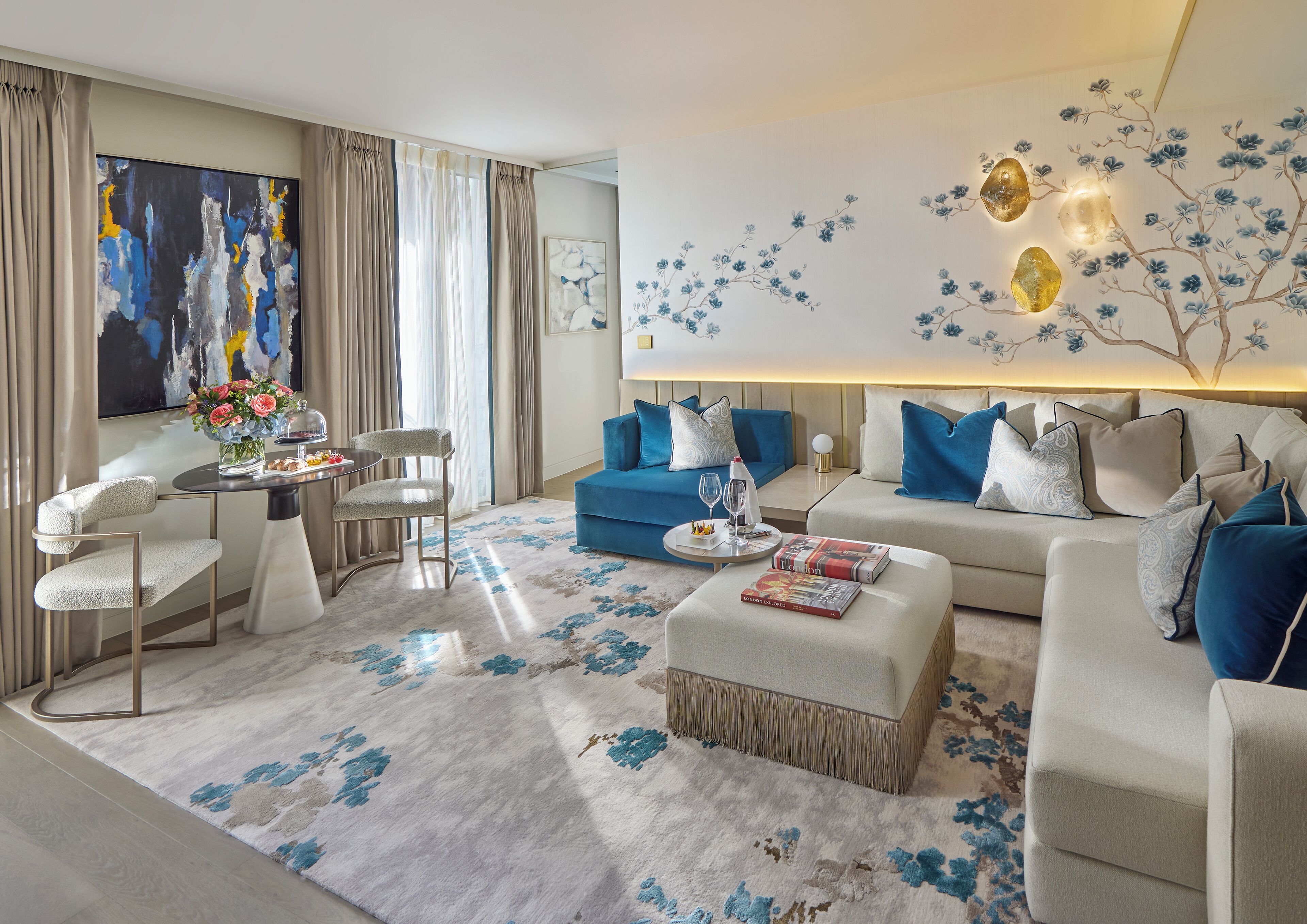 开间套房 (King or Twin) | 起居区 | 55-英寸智能电视（配备数码频道）