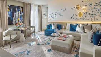 Studio suite (King or Twin) | Woonruimte | Een 55-inch smart-tv met digitale zenders