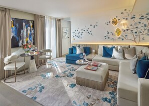 Studiosuite (King or Twin) | Oppholdsområde | En 55-tommers smart-TV med digitale kanaler