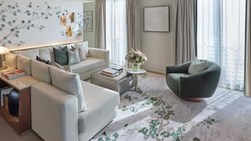 Suite, 1 kingsize bed (Hanover) | Woonruimte | Een 55-inch smart-tv met digitale zenders