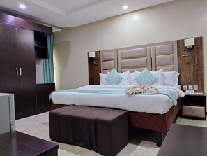 Luxury Room | Egyptian cotton sheets, premium bedding, memory foam beds, desk - Easton Hill Continental Hotel (Enugu)