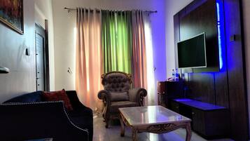 Suite ejecutiva | Área de sala de estar | Televisión de plasma de 32 pulgadas con canales vía satélite