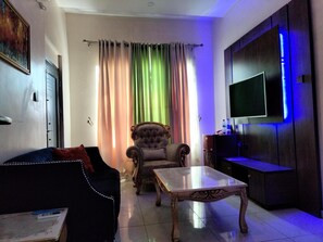 Suite – executive | Oppholdsområde | En 32-tommers plasma-TV med Parabol-TV samt TV