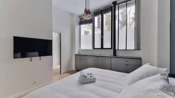 2 chambres, bureau, fer et planche Ă repasser, lit parapluie