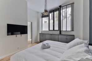 2 slaapkamers, een bureau, een strijkplank/strijkijzer, reisbedje