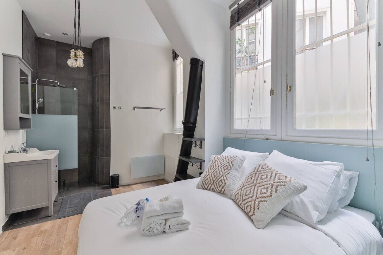 2 bedrooms, desk, iron/ironing board, travel crib